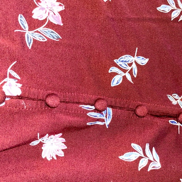 Reitman’s Burgundy Floral Top with shirred waist - Picture 8 of 10